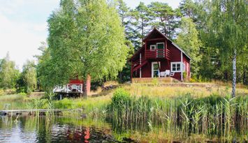 Bo i idyllisk stuga precis intill sjön