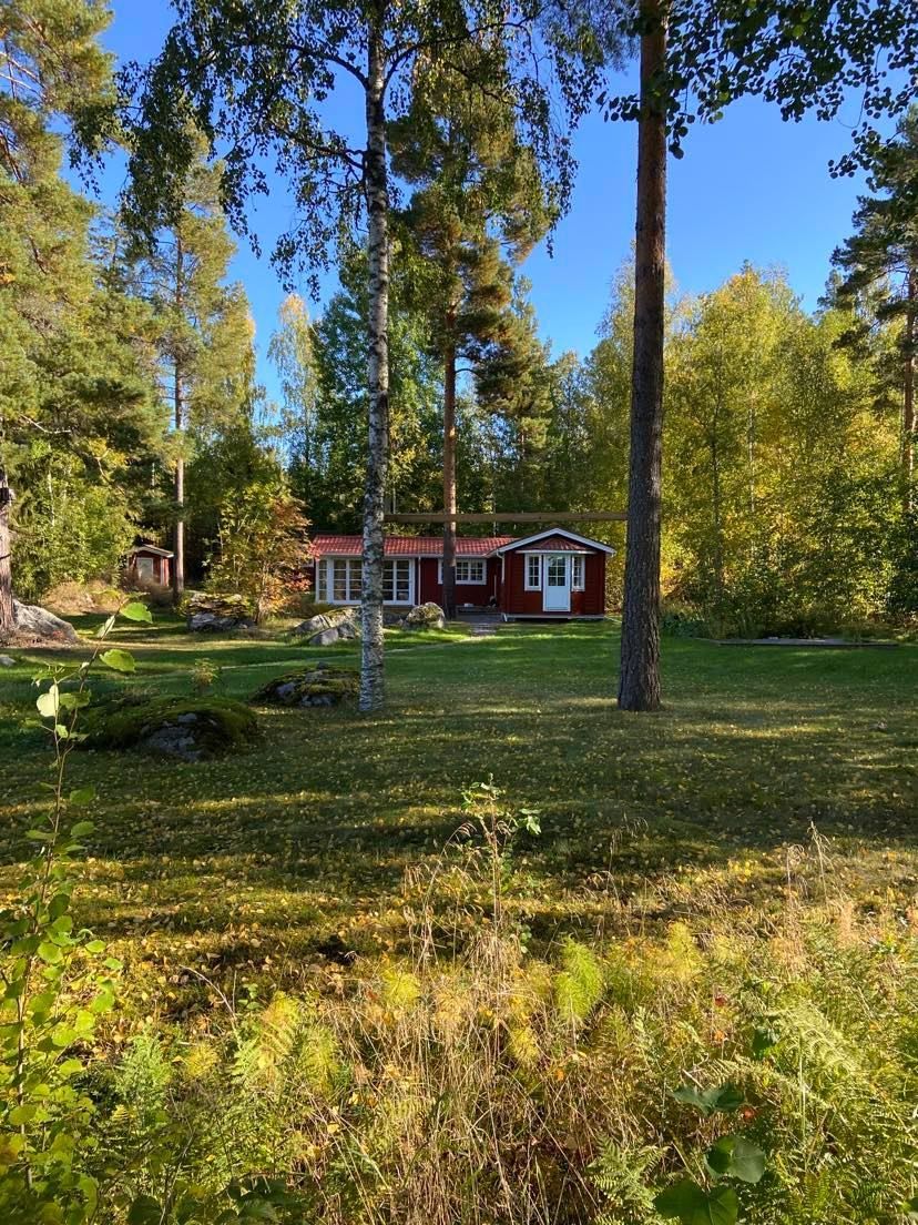 Nyrenoverad stuga med egen brygga – bild 6 av 24