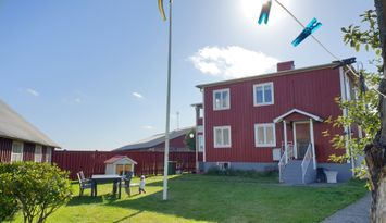 Lägenhetshus på landet med närhet till hav & stad.