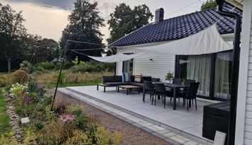 Vackert boende vid skogsranden