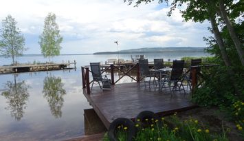 Mysig timmerstuga vid Siljans strand