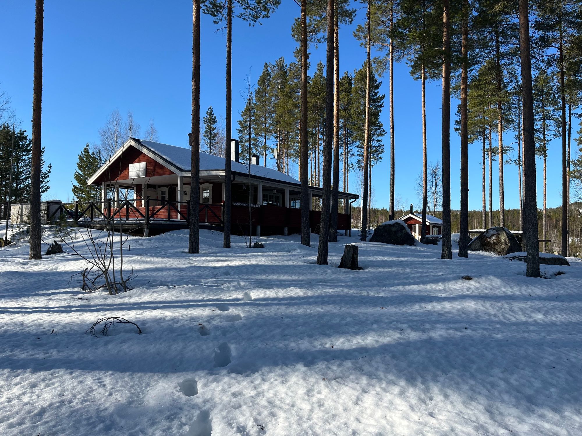 Rejäl off‑grid timmerstuga vackert belägen vid sjö – bild 20 av 23