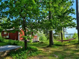 Liten stuga med sjöutsikt