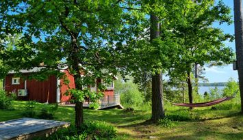 Liten stuga med sjöutsikt