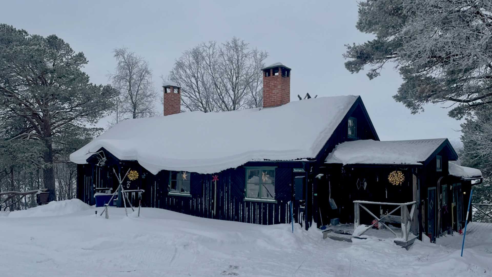 Unik stuga med sjö och fjällutsikt där båt ingår