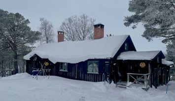 Unik stuga med sjö och fjällutsikt där båt ingår