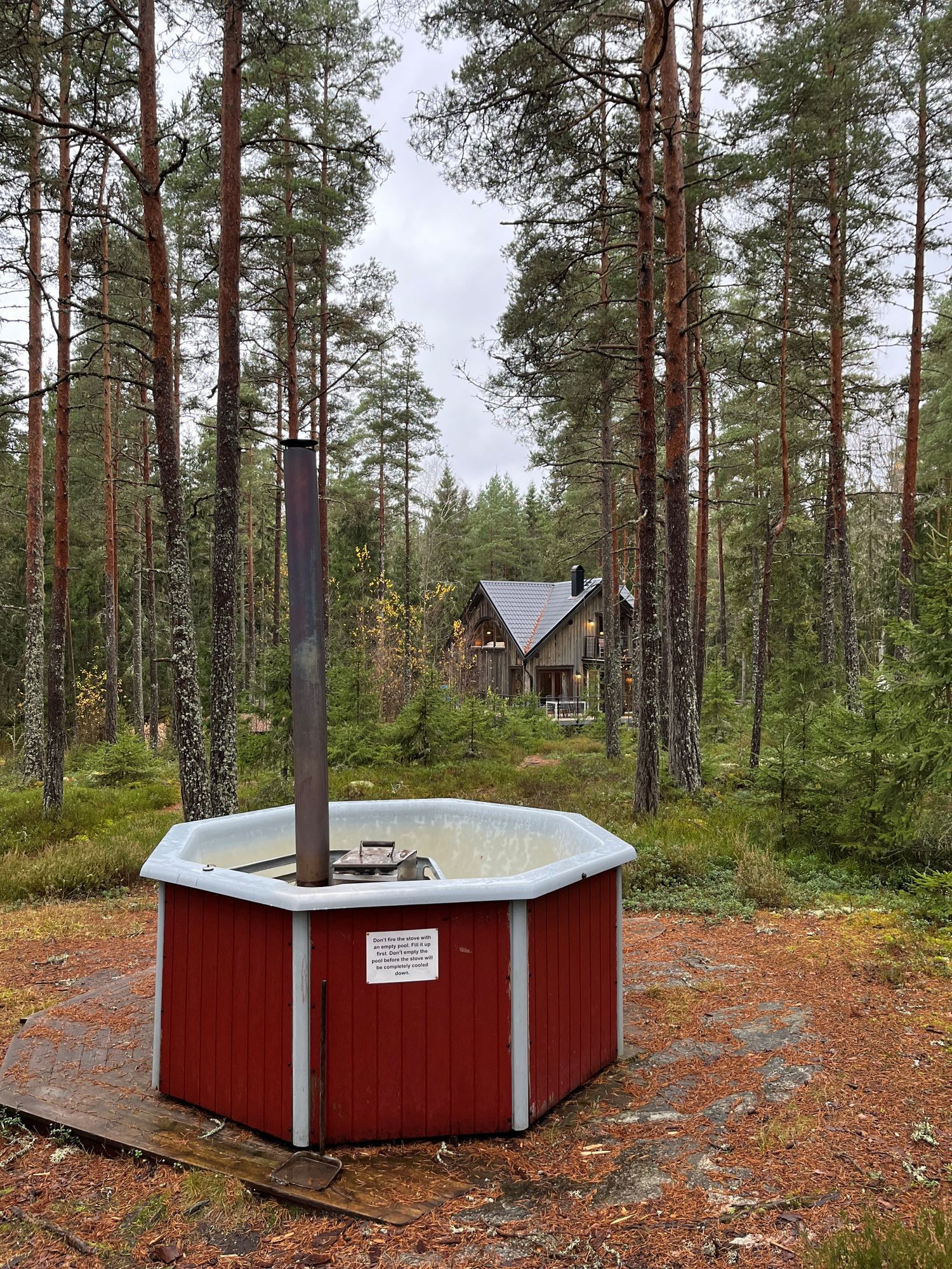Semesterhus i avskilt läge med motorbåt badtunna – bild 16 av 19