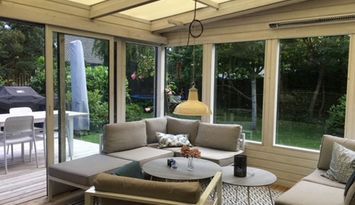 Villa med lummig trädgård nära stranden