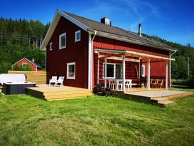 Trevligt hus med naturnära läge mellan älv och ber