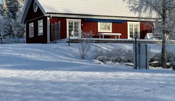 Ett rött hus på höjden