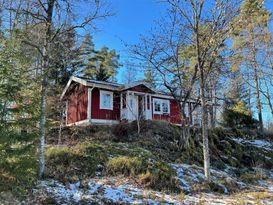 Liten fin stuga vid en vacker sjö