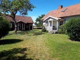 Böda, Östra Alvara - Liten  röd stuga på stor tomt