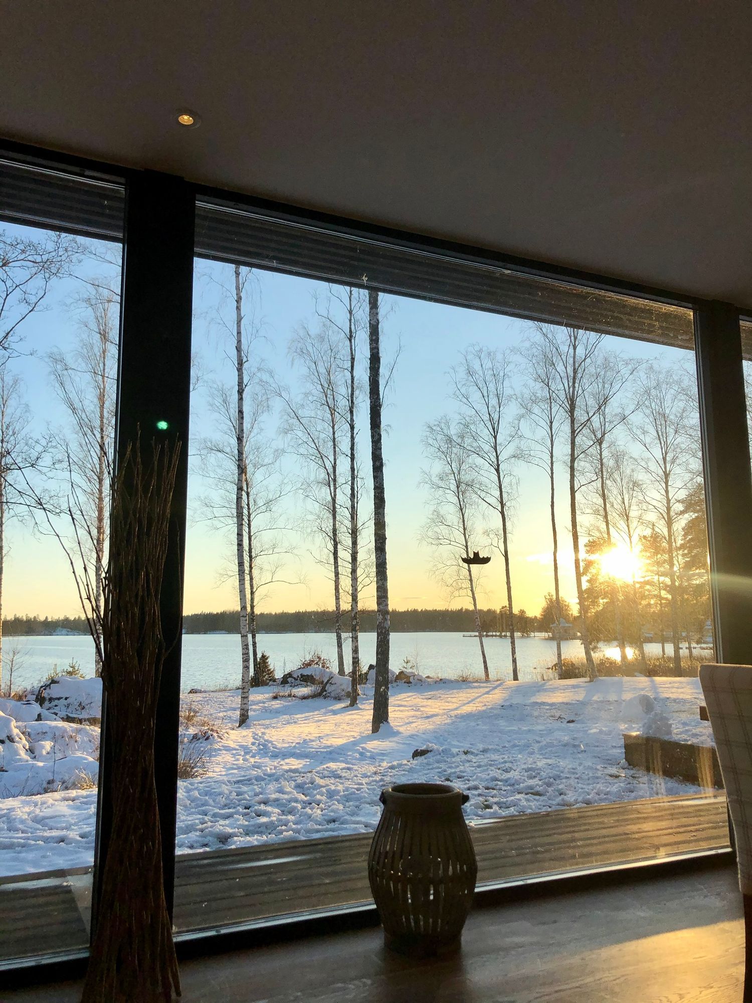 Lyxigt sjöställe med egen brygga och strand – bild 16 av 21