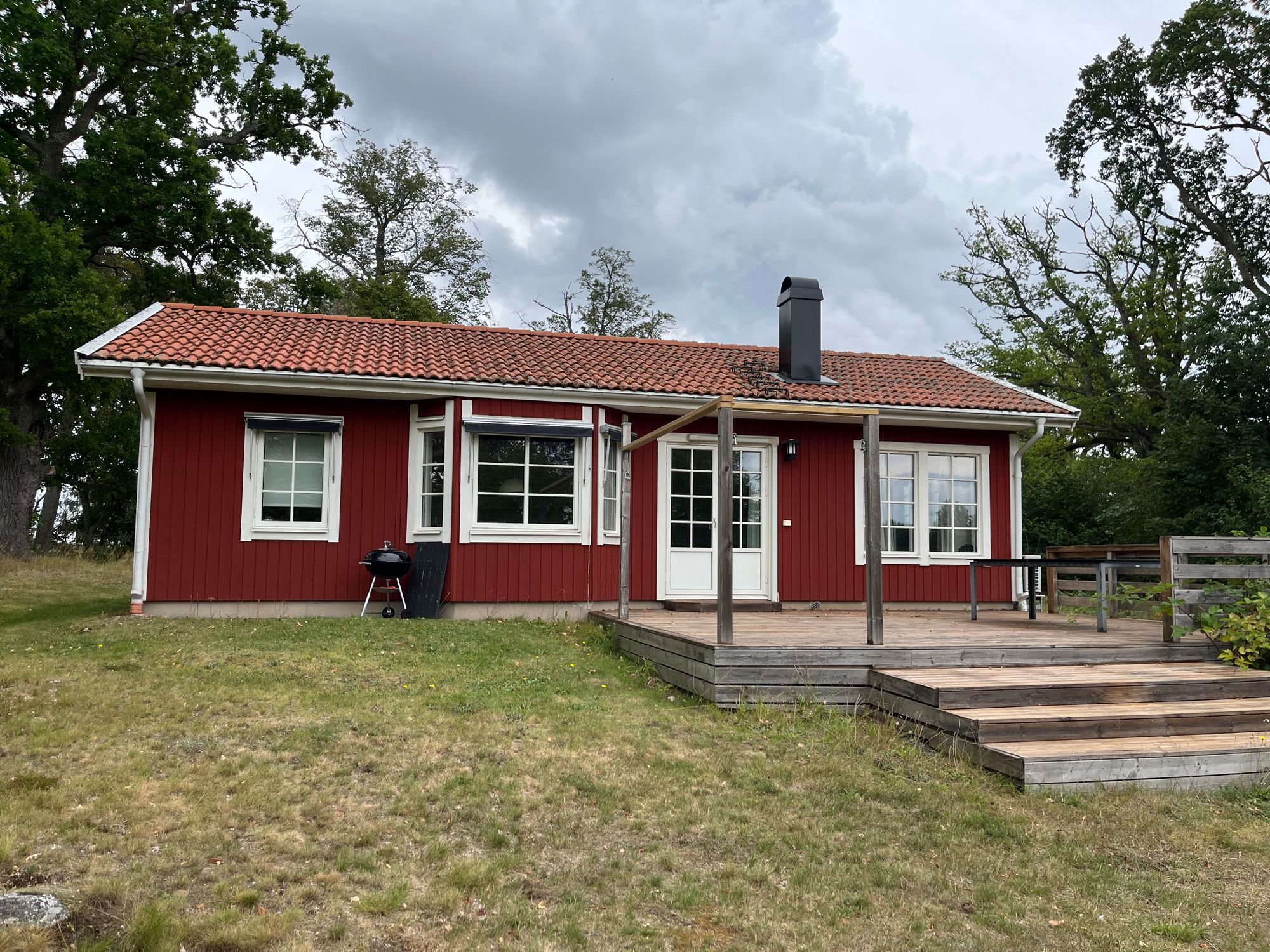 Trevlig stuga på kulle