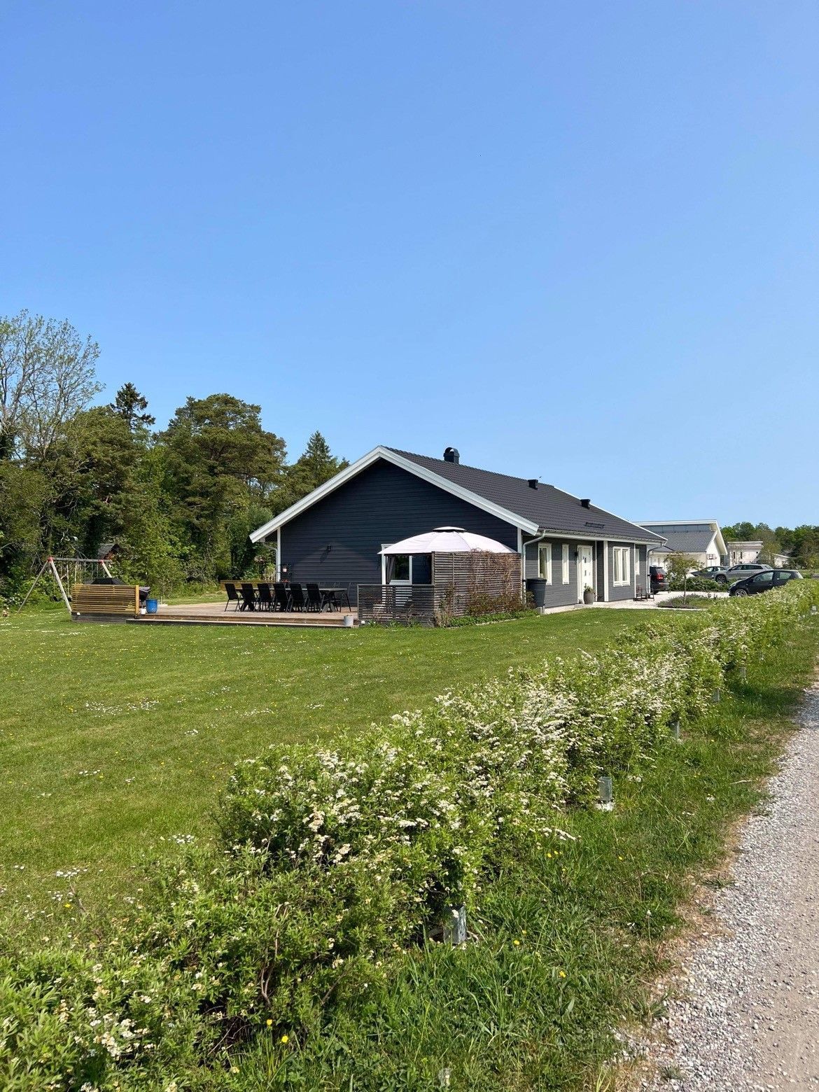 Villa med stor terass med pool och nära till havet