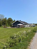 Villa med stor terass och nära till havet