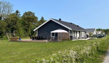 Villa med stor terass med pool och nära till havet