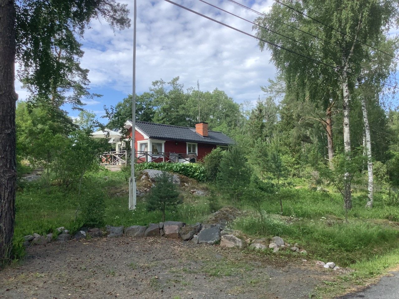 Stuga på östra gräsö med sjöutsikt – bild 2 av 8