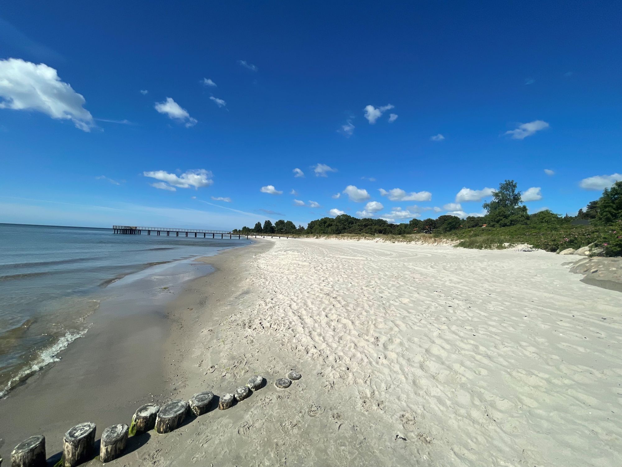 Hus i Beddingestrand med tomt ända ner till havet – bild 20 av 20