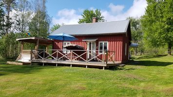 En mysig stuga mitt i ett naturreservat i Dalsland