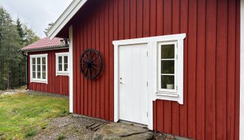 Mysig avsides stuga med närhet till sjö i Bohuslän