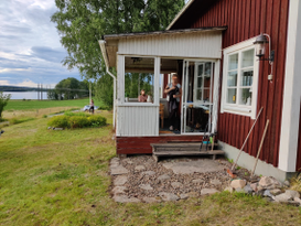 Hus på landet med sjöutsikt och utsikt mot ängar