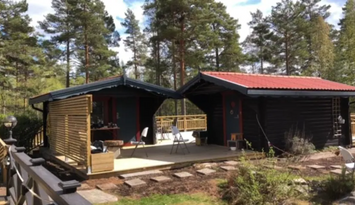 Fjällstuga i skogen nära Vänern