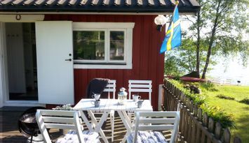 Stuga med bastu precis vid sjön