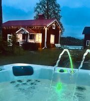 Stuga med JACUZZI , strandtomt och eldplats