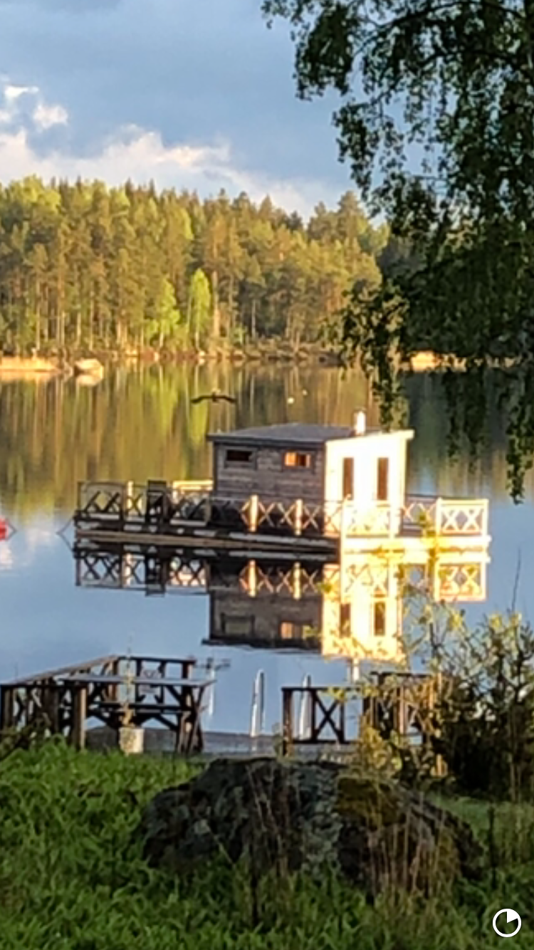 Lyxigt sjöställe med egen brygga och strand – bild 15 av 21