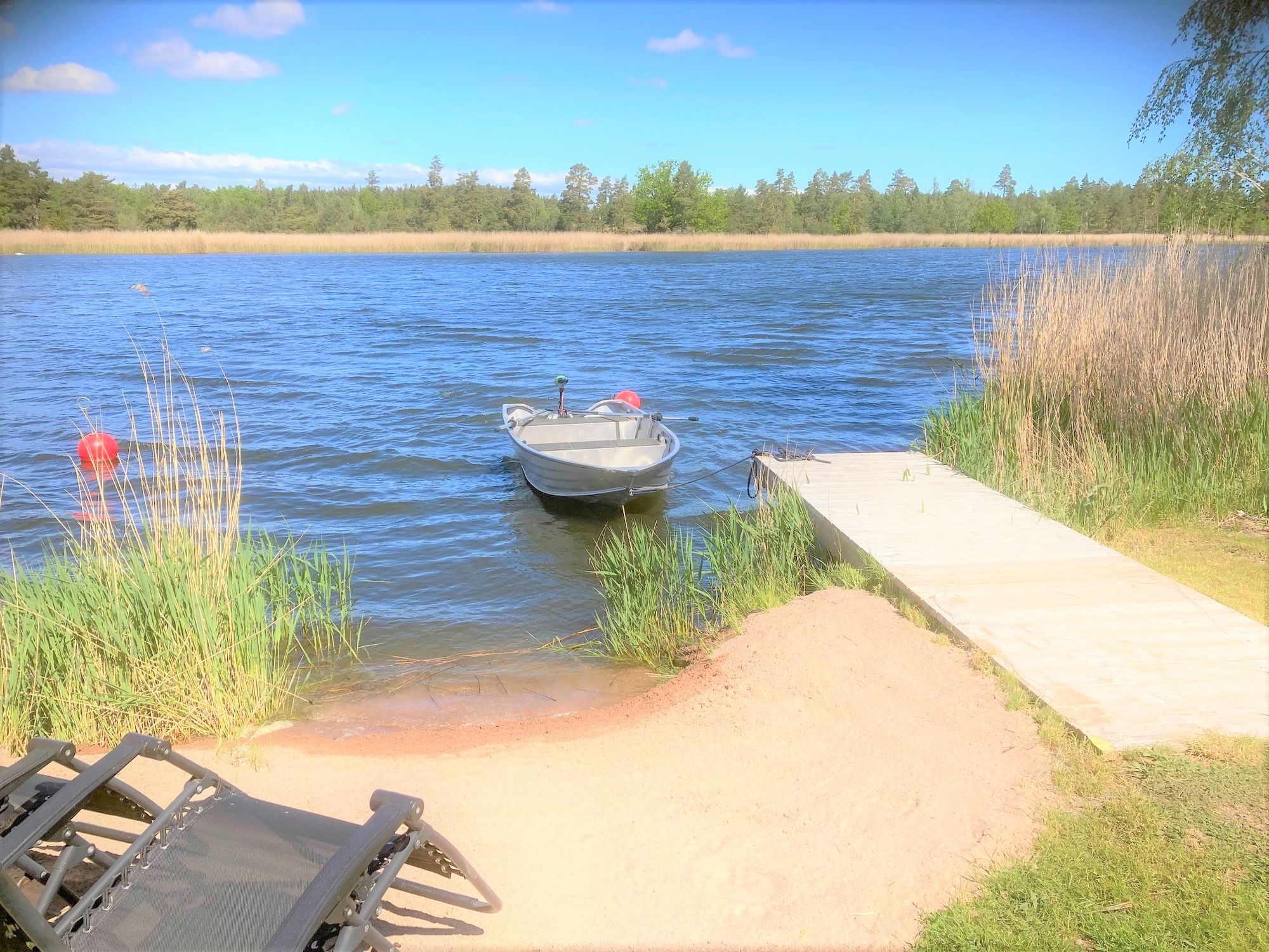 Strandstuga, egen sjötomt, sandstrand,brygga o båt – bild 2 av 24