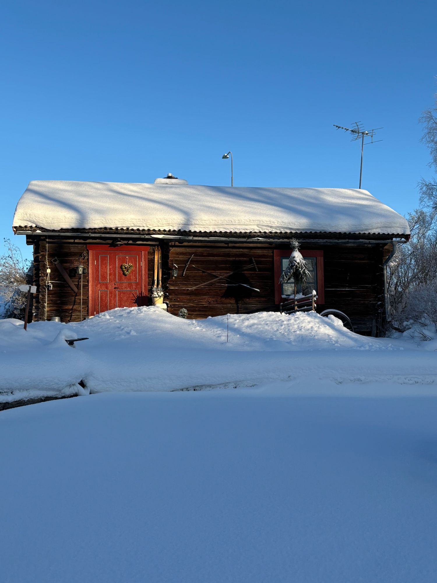 Mysig timmerstuga nära Romme Alpin