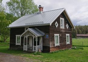 Timber cottage by the River Kvissleströmmen