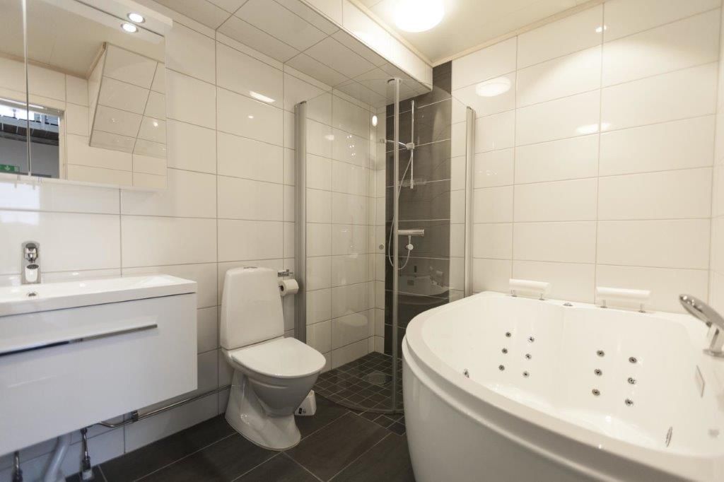 Kläppbacken övre. 12 bädds stugor m jacuzzibad mm – bild 15 av 15