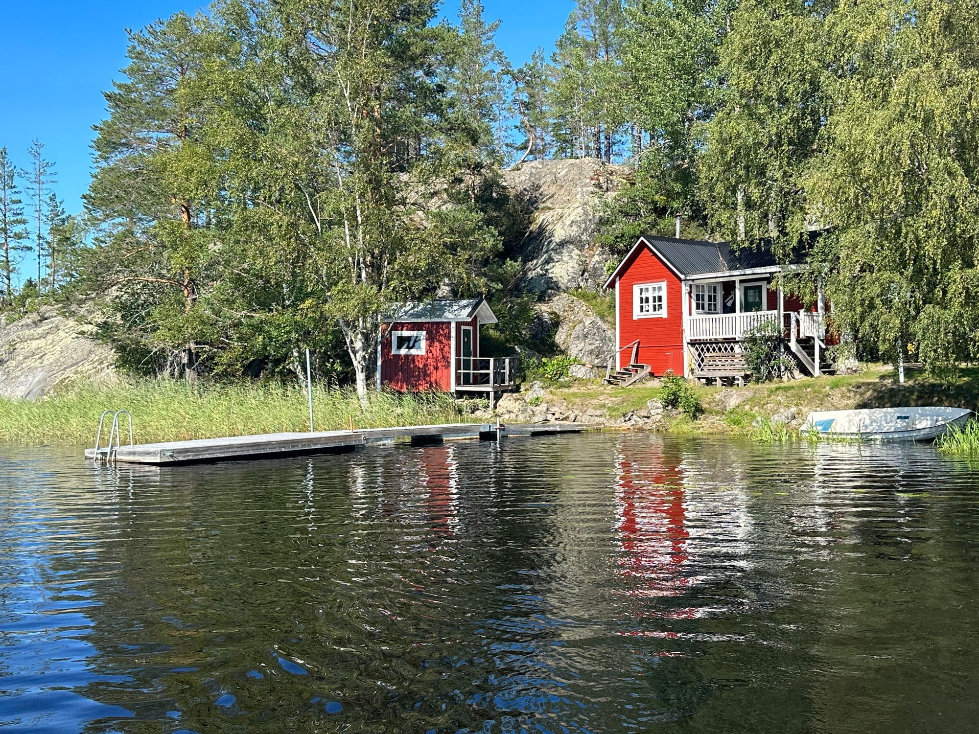 Stuga med sjötomt – bild 5 av 24
