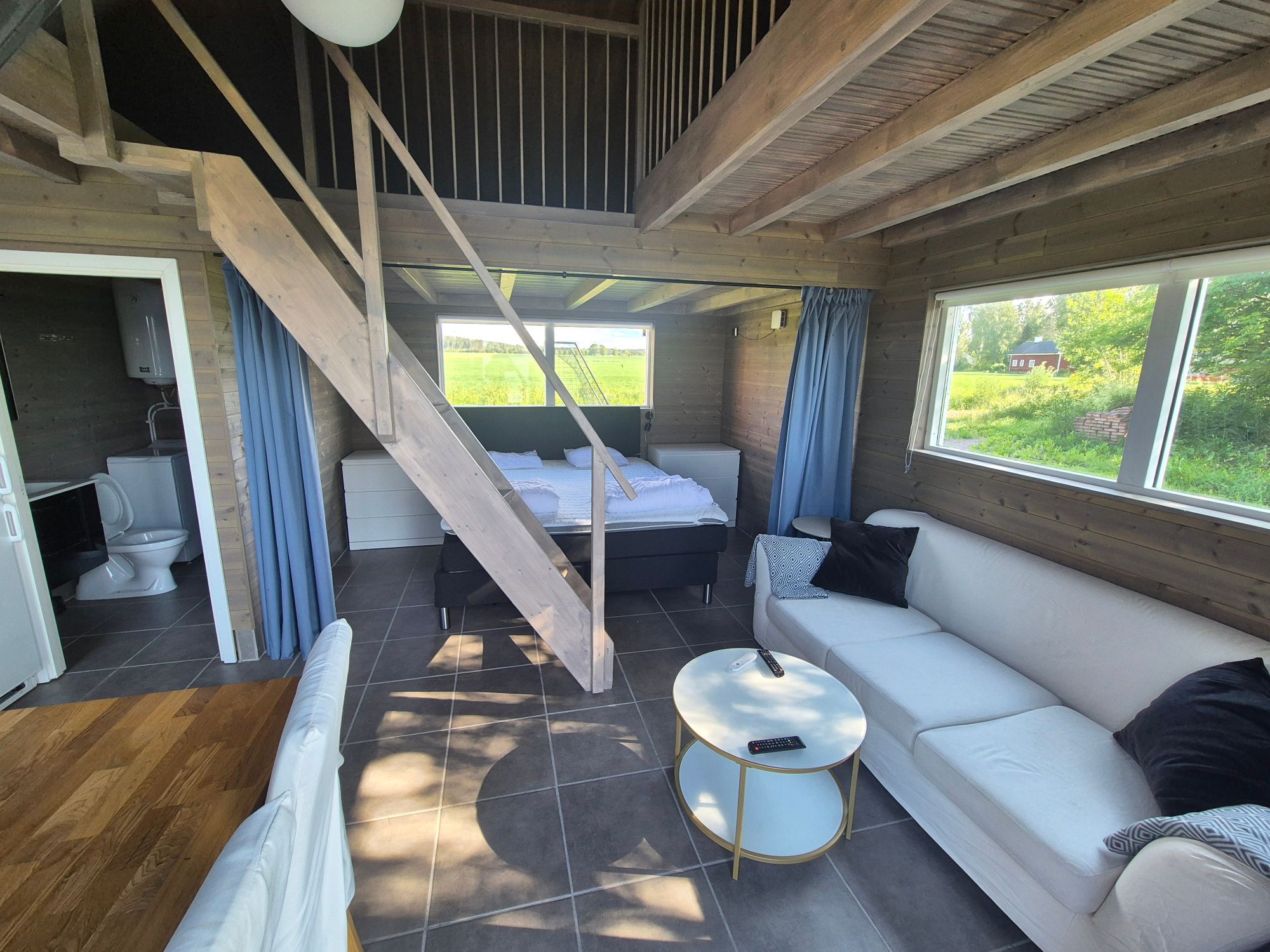 Stuga vid vattnet – bild 4 av 10