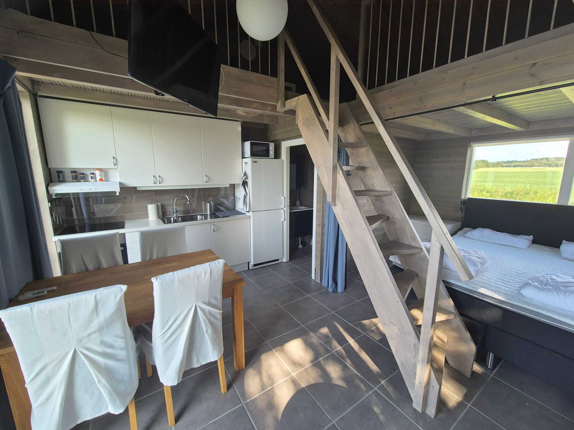 Stuga vid vattnet – bild 5 av 10