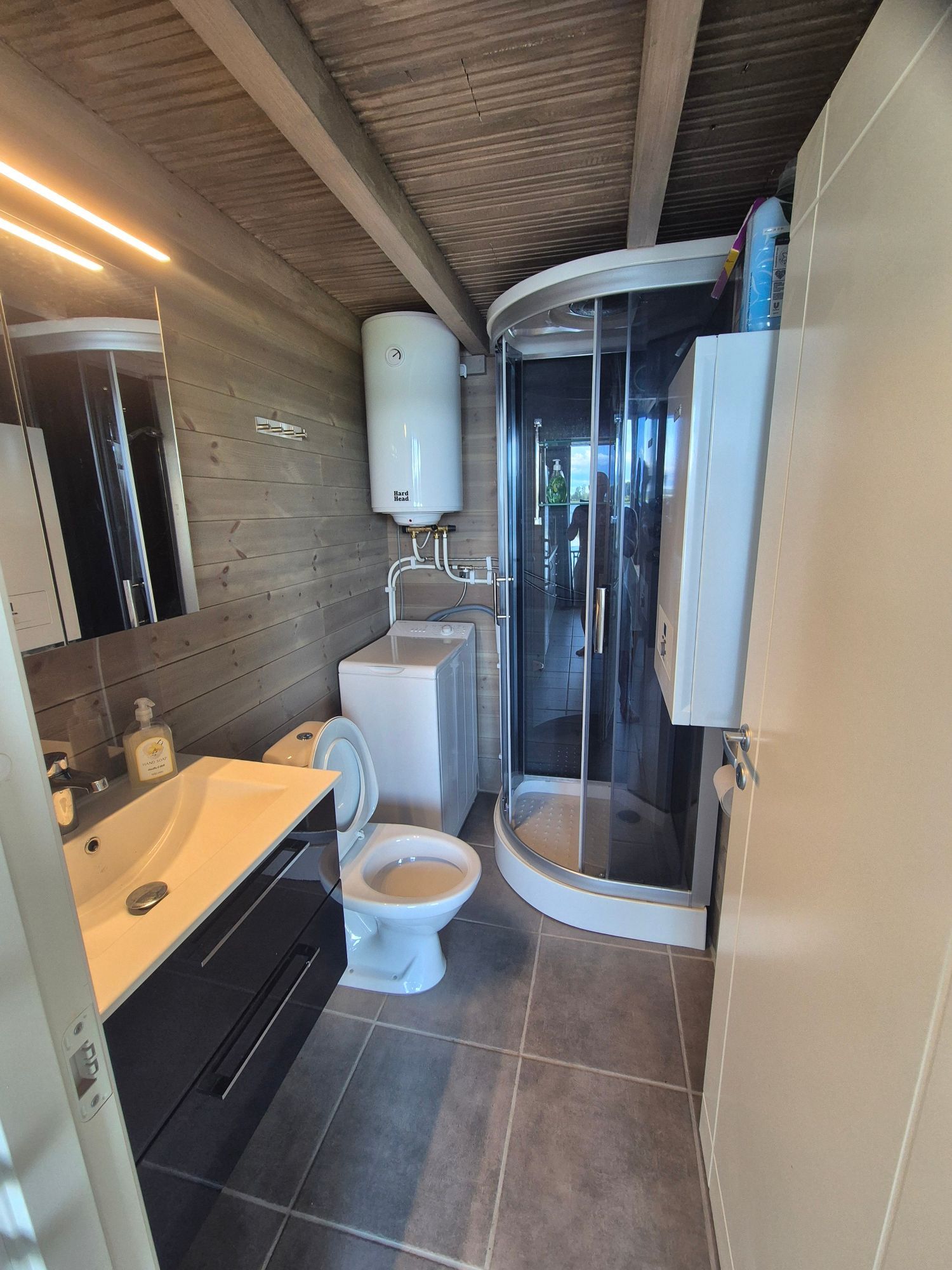 Stuga vid vattnet – bild 6 av 10