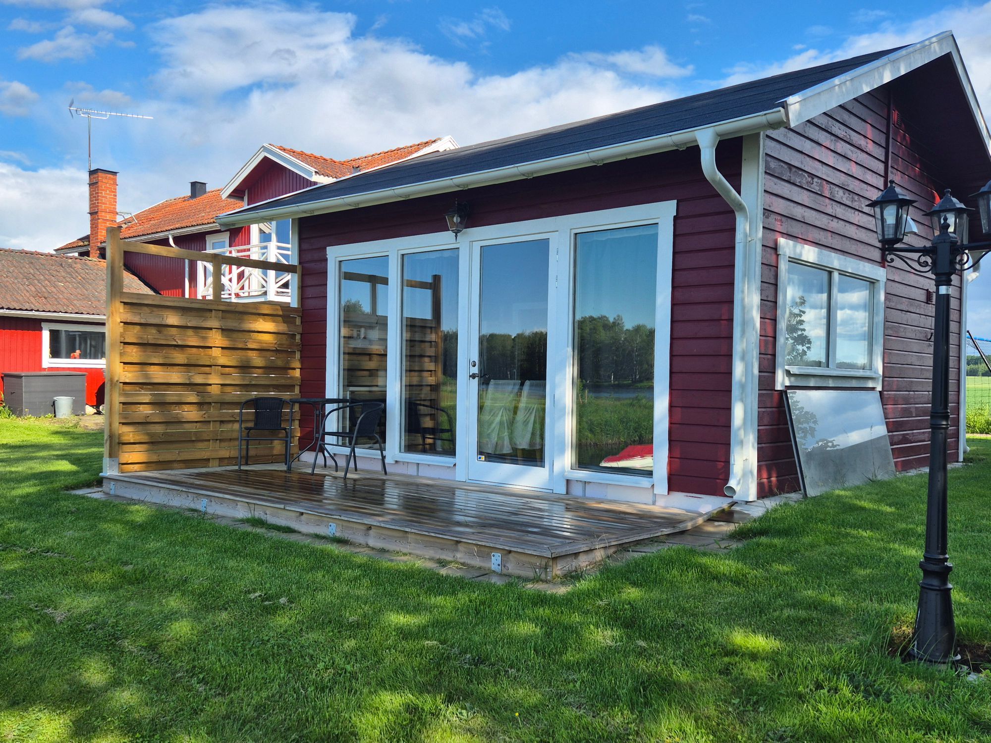 Stuga vid vattnet – bild 2 av 10