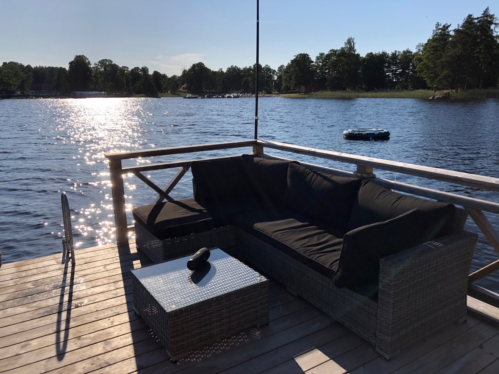 Lyxigt sjöställe med egen brygga och strand – bild 12 av 21