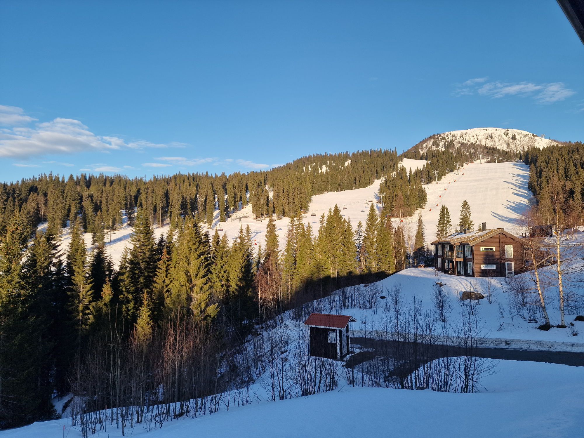 Mysig lodge med fantastiskt läge vid Sadelexpress – bild 17 av 21