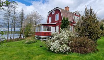 Hus vid sjö i Småland