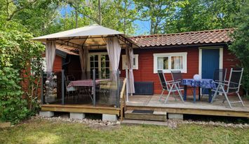 Två småstugor med havsutsikt nära Byxelkrok.