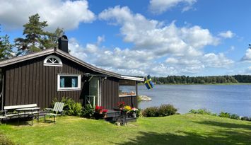 Mysig stuga på sjötomt med privat brygga och båt