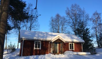 Järvsöbacken 5 km, Harsa 12 km. Diskmaskin. Kamin.