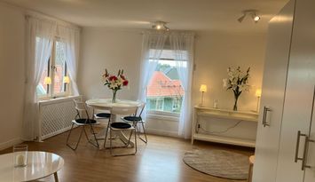 Trevligt skärgårdshus nära vattnet.