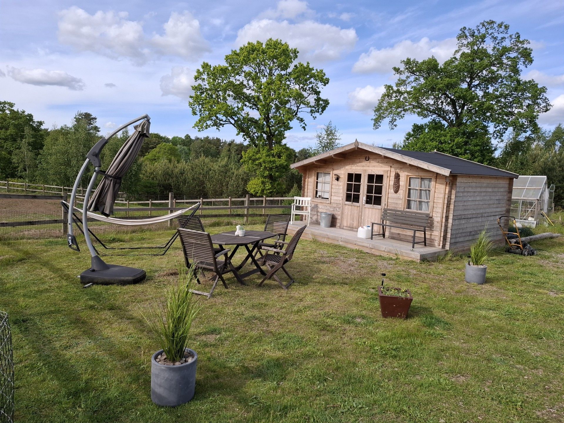 Mysig stuga i naturidyll – bild 2 av 17