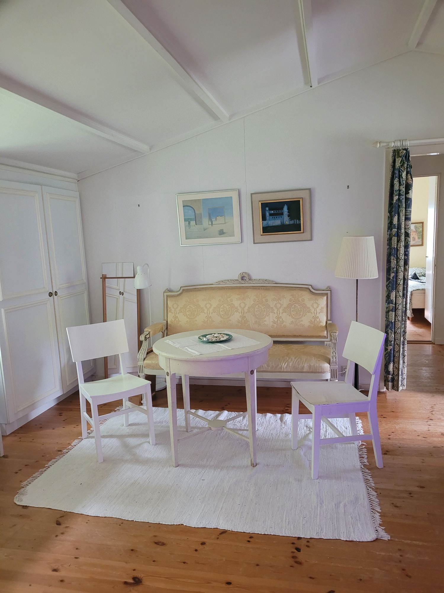 Trivsamt hus med plats för många nära havet – bild 3 av 16