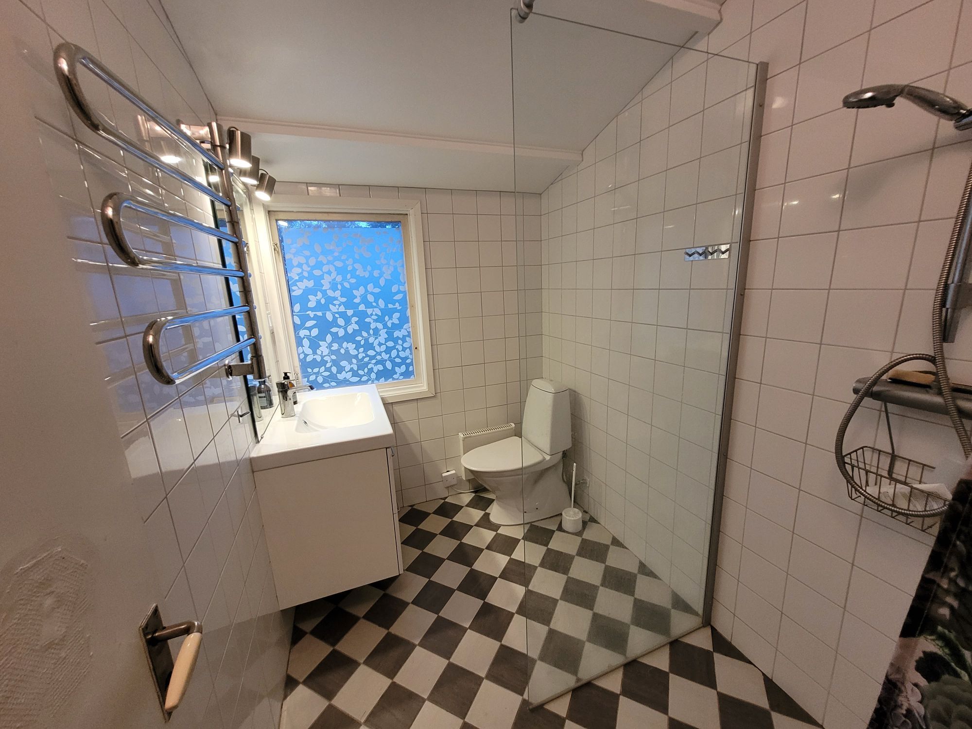 Trivsamt hus med plats för många nära havet – bild 11 av 16