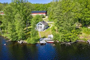 Unique lakeside cabin. Nature & hot tub.